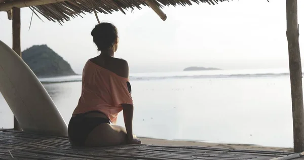 Bella ragazza su una tavola da surf nell'oceano — Foto Stock