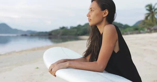 Piękna dziewczyna na desce surfingowej w oceanie — Zdjęcie stockowe