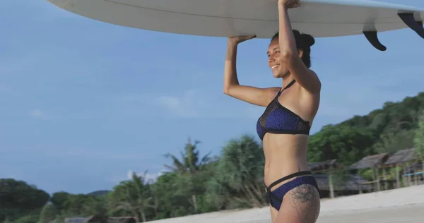 Bronzeado ajuste desportivo jovem surfista menina — Fotografia de Stock