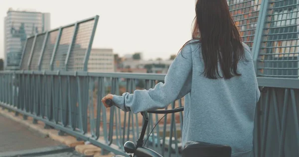 Jovem mulher andando nas ruas da cidade — Fotografia de Stock