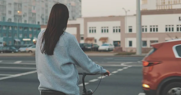 Jovem mulher andando nas ruas da cidade — Fotografia de Stock