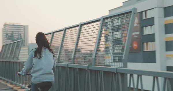 Mujer joven caminando por las calles de la ciudad — Foto de Stock