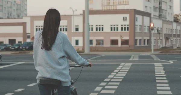 Ung kvinna går på stadens gator — Stockfoto