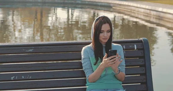 Jonge hipster vrouw met behulp van smartphone — Stockfoto