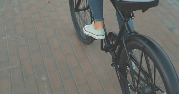 Junge Frau läuft auf den Straßen der Stadt — Stockfoto