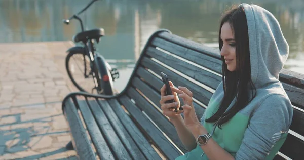 Junge Hipster-Frau nutzt Smartphone — Stockfoto