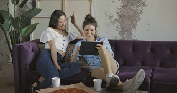 Zwei Freundinnen mit Tablet-Computer — Stockfoto