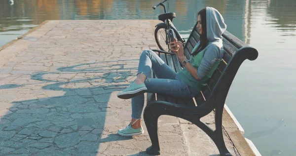 Młody hipster kobieta za pomocą smartfona — Zdjęcie stockowe