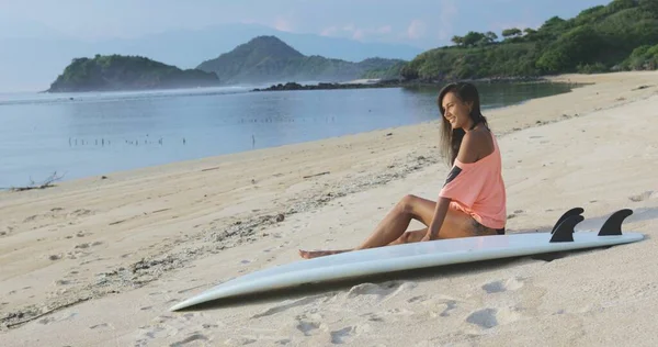 日焼けフィットスポーティな若いサーファーの女の子 — ストック写真