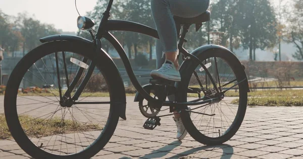 Frau oder Mädchen mit Fahrrad durch Promenade — Stockfoto