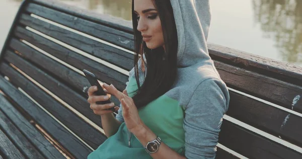Νεαρή γυναίκα hipster χρησιμοποιώντας smartphone — Φωτογραφία Αρχείου