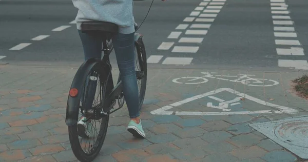 Mujer joven caminando por las calles de la ciudad —  Fotos de Stock