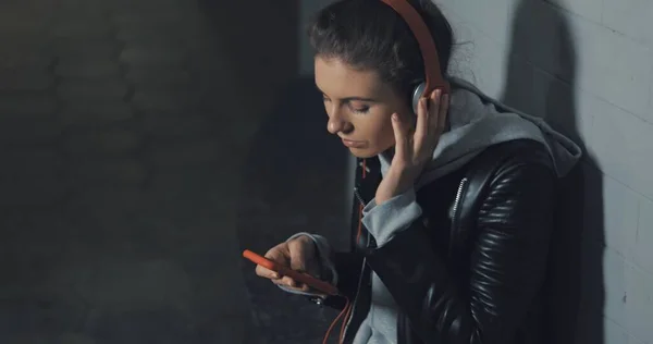 Giovane pattinatore felice ragazza adolescente utilizzando un telefono intelligente — Foto Stock