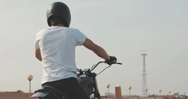 Motocycliste à moto dans le parking — Photo