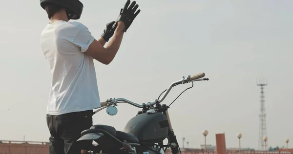 Motocicleta cara vestindo capacete e luvas de couro — Fotografia de Stock