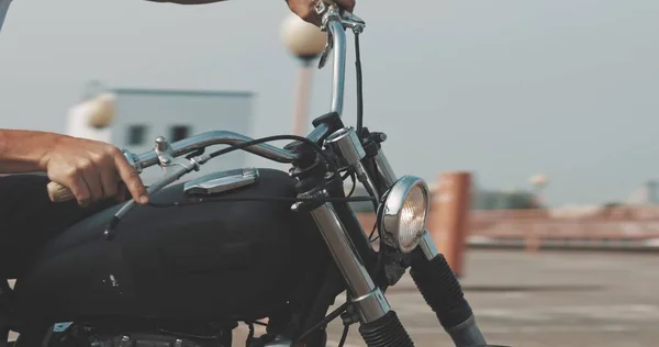 Motociclista andando de moto no estacionamento — Fotografia de Stock