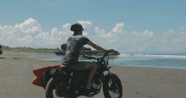 Motociclista dirigindo sua moto na praia — Fotografia de Stock