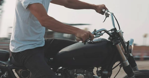 Motocycliste à moto dans le parking — Photo