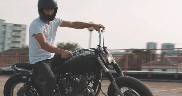 주차장에서 오토바이를 타고 달리는 사람 — 스톡 사진