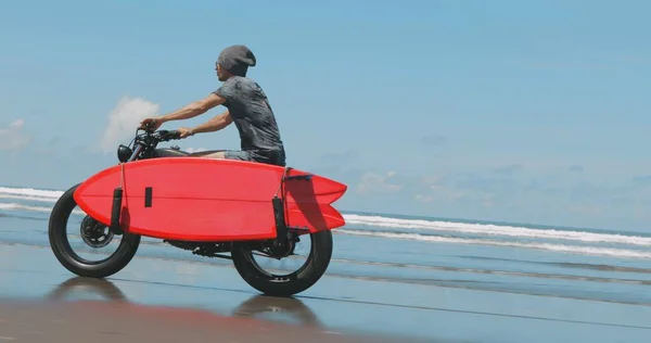 Motorcyklisten kör sin motorcykel på stranden — Stockfoto