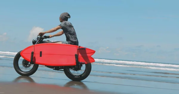 Motociclista dirigindo sua moto na praia — Fotografia de Stock