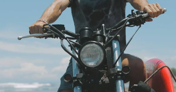 Motorrijder rijdt zijn motor op het strand — Stockfoto