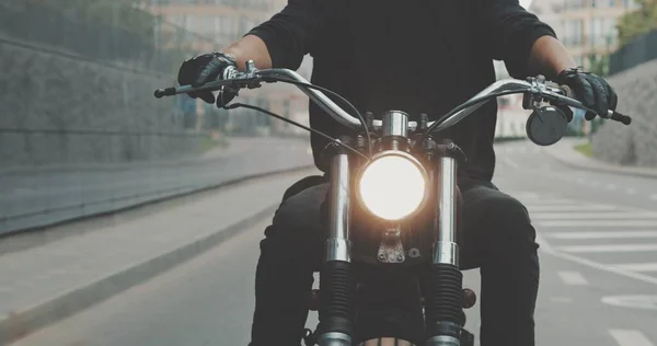 Biker riding on motorcycle in city — Stock Photo, Image