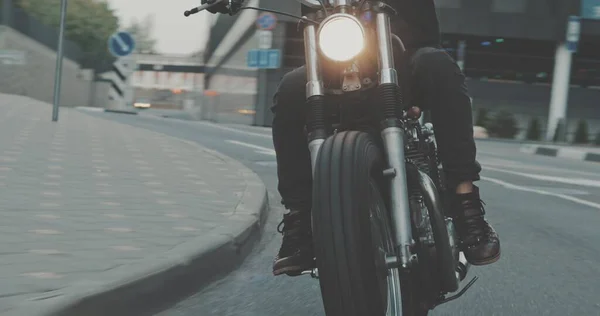 Motociclista en moto en la ciudad — Foto de Stock