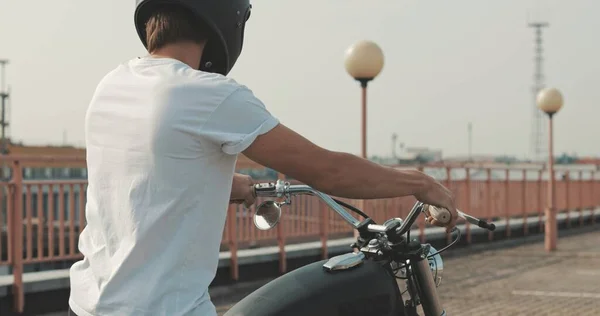 Motociclista en motocicleta en el estacionamiento — Foto de Stock