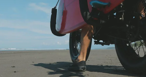 Motociclista dirigindo sua moto na praia — Fotografia de Stock