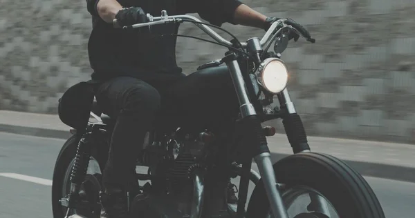 Motociclista en moto en la ciudad — Foto de Stock
