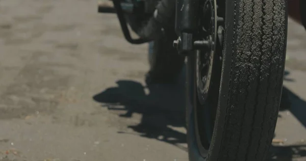 Motorradfahrer fährt mit seinem Motorrad am Strand — Stockfoto