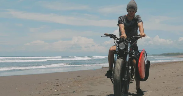 Motocyklista prowadzący motocykl na plaży — Zdjęcie stockowe