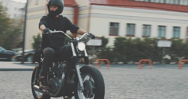 Cyklista na motorce ve městě — Stock fotografie