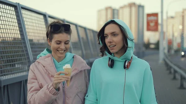 Jonge vrouwen die ijs en popcorn eten — Stockfoto