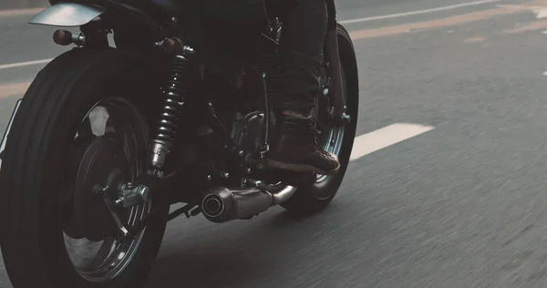 Biker riding on motorcycle in city — Stock Photo, Image