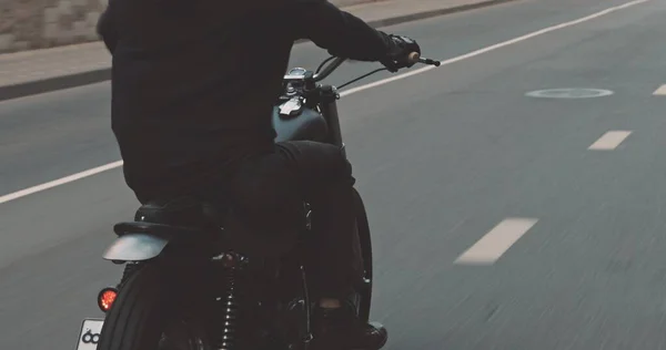 Motociclista andando de moto na cidade — Fotografia de Stock