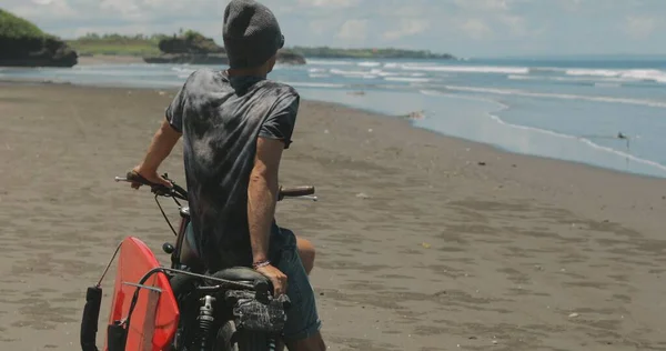 Motocyklista prowadzący motocykl na plaży — Zdjęcie stockowe