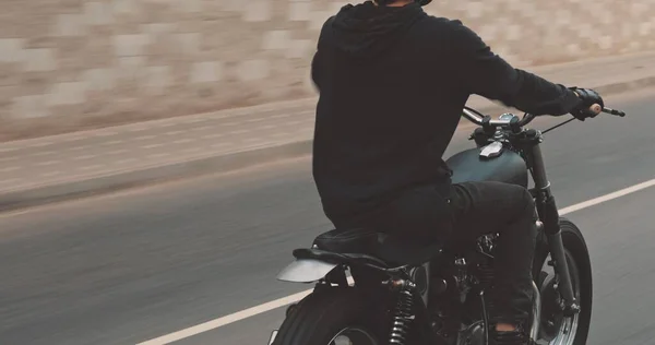 Biker auf Motorrad in der Stadt unterwegs — Stockfoto
