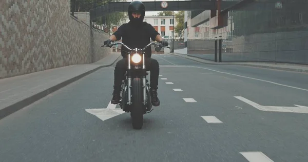 Motociclista en moto en la ciudad —  Fotos de Stock