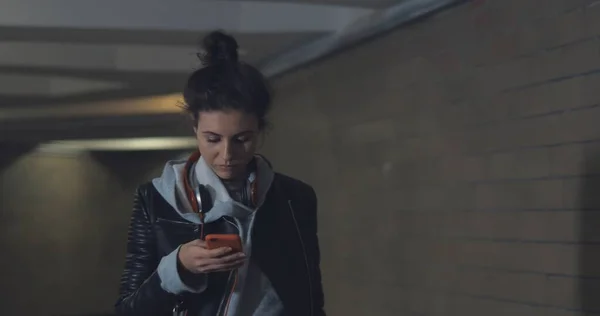Jong skater gelukkig tiener meisje met behulp van een smart phone — Stockfoto