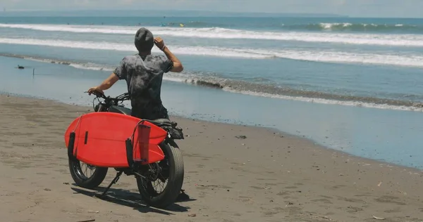 Μοτοσικλετιστής οδηγεί μοτοσικλέτα του στην παραλία — Φωτογραφία Αρχείου