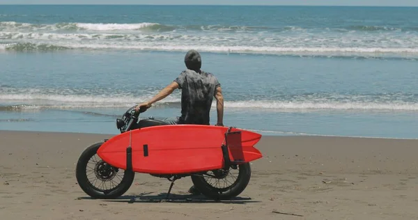 Motocycliste conduisant sa moto sur la plage — Photo