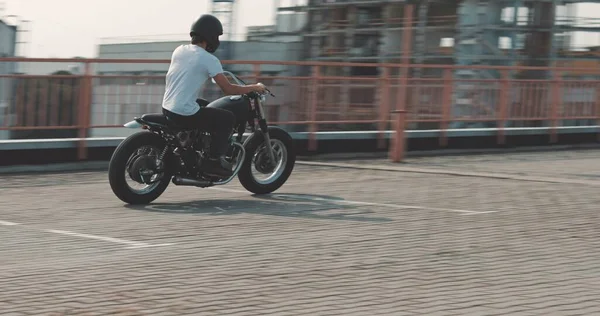 Jazda rowerem na motocyklu na parkingu — Zdjęcie stockowe