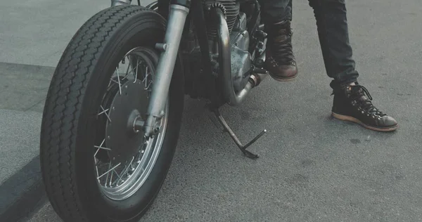 Handsome rider guy with classic style motorcycle — Stock Photo, Image