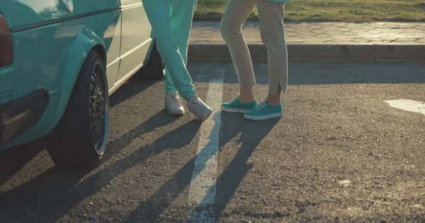 Jóvenes mujeres bonitas de pie cerca de coche blanco al lado de la carretera —  Fotos de Stock