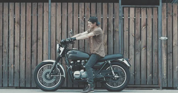 클래식 스타일의 오토바이타는 사람 — 스톡 사진
