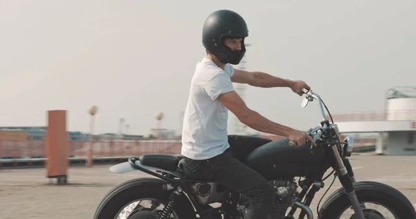 Motocycliste à moto dans le parking — Photo