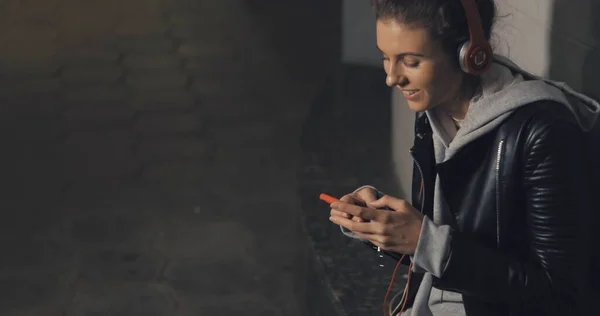 Fiatal korcsolyázó boldog tini lány használ egy okos telefon — Stock Fotó