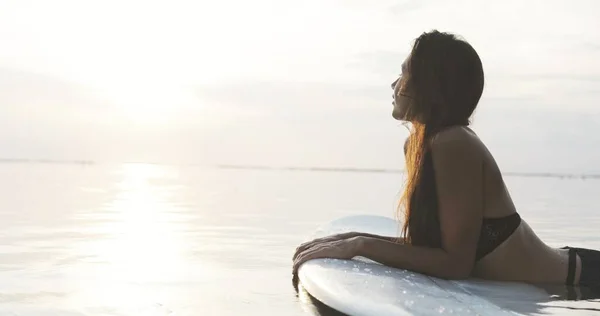 Mooi meisje op een surfplank in de oceaan — Stockfoto